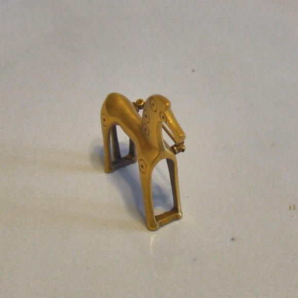 Vintage Brass Trojan Horse Brooch - Picture 7 of 10